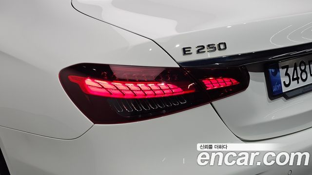 Mercedes-Benz E-Class 2023 — photo 9