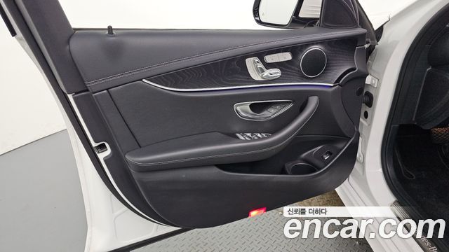 Mercedes-Benz E-Class 2023 — photo 14