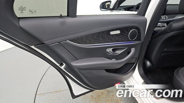 Mercedes-Benz E-Class 2023 — photo 15