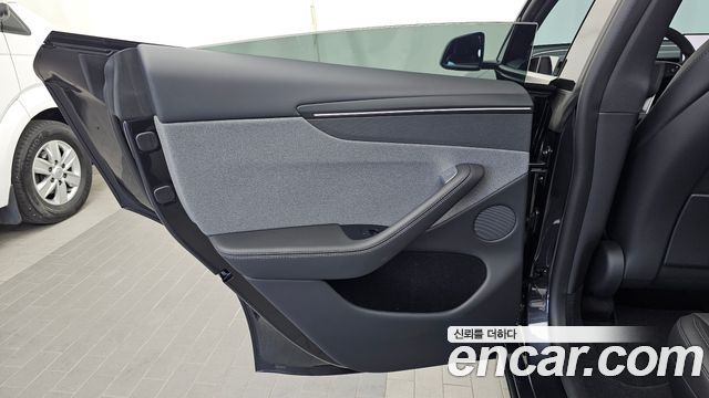 Tesla Model Y 2026 — photo 15