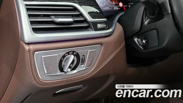 BMW 7-Series 2021 — photo 23