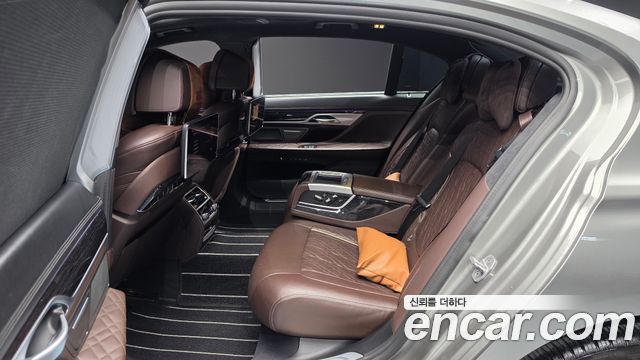 BMW 7-Series 2021 — photo 16