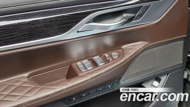 BMW 7-Series 2021 — photo 28