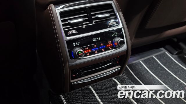 BMW 7-Series 2021 — photo 31