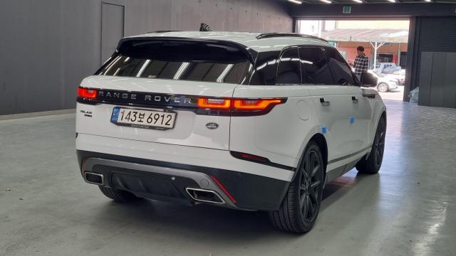 Land Rover Range Rover Velar 2021 — photo 2