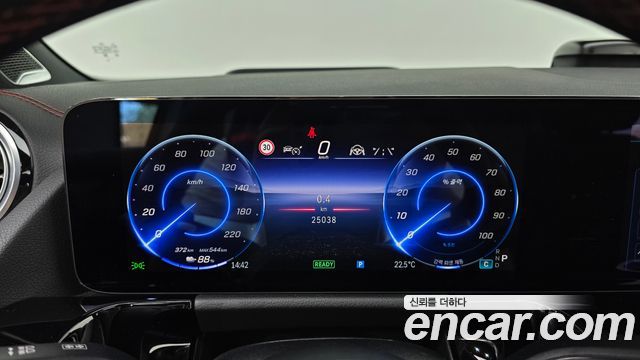 Mercedes-Benz EQA 2025 — photo 11