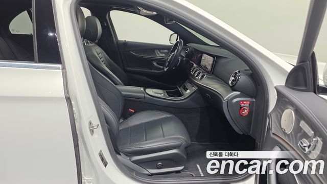 Mercedes-Benz E-Class 2022 — photo 11