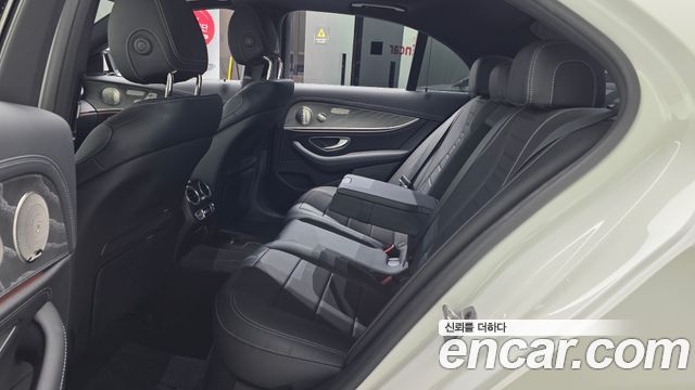 Mercedes-Benz E-Class 2022 — photo 12