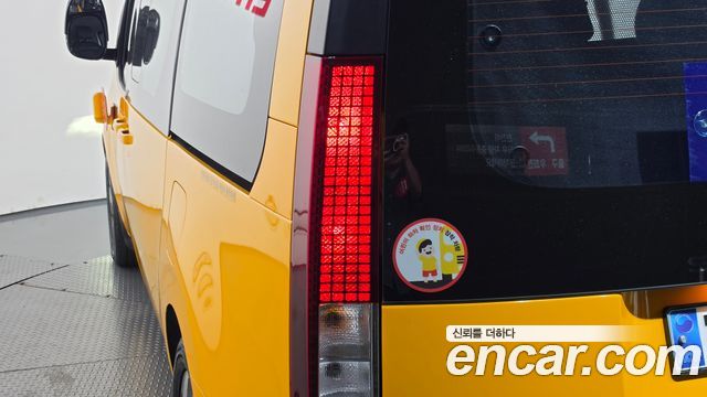 Hyundai Staria 2025 — photo 9