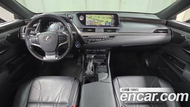 Lexus ES 2020 — photo 10