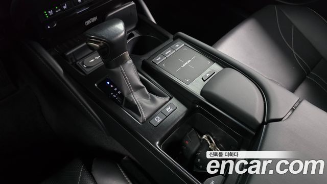 Lexus ES 2020 — photo 12