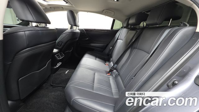 Lexus ES 2020 — photo 18