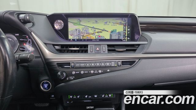 Lexus ES 2020 — photo 19