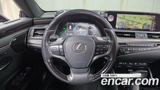Lexus ES 2020 — photo 20