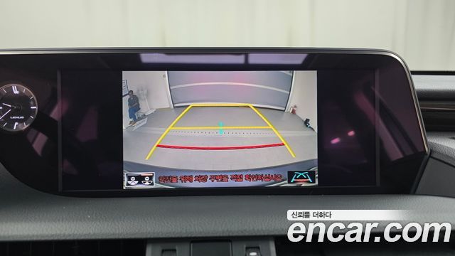Lexus ES 2020 — photo 21