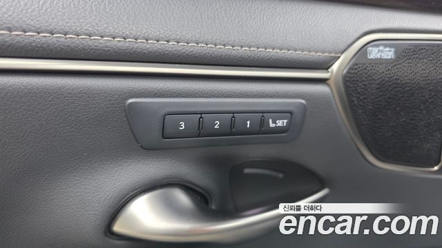 Lexus ES 2020 — photo 23