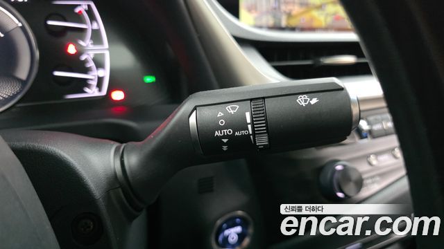 Lexus ES 2020 — photo 26