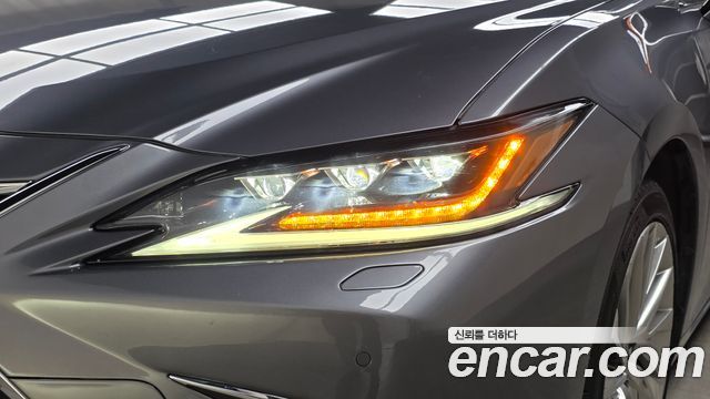 Lexus ES 2020 — photo 8
