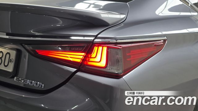 Lexus ES 2020 — photo 9