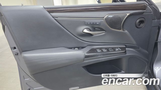 Lexus ES 2020 — photo 14