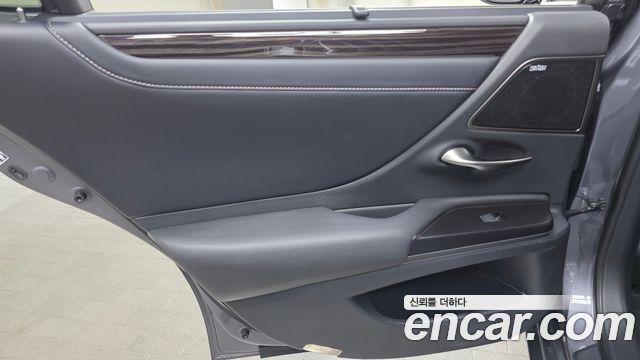 Lexus ES 2020 — photo 15