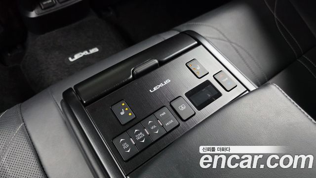 Lexus ES 2020 — photo 28