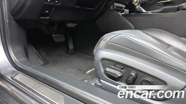 Lexus ES 2020 — photo 29