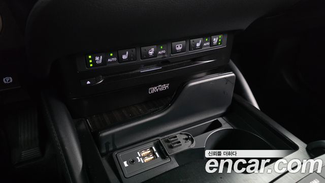 Lexus ES 2020 — photo 30