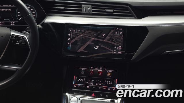 Audi e-tron 2020 — photo 21