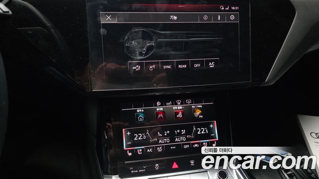 Audi e-tron 2020 — photo 26