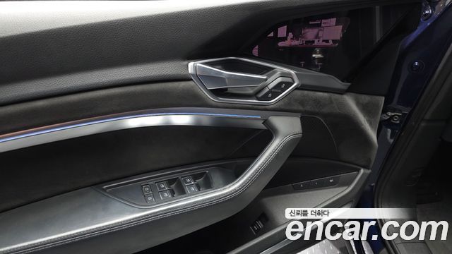 Audi e-tron 2020 — photo 31