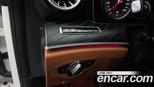 Mercedes-Benz E-Class 2019 — photo 19