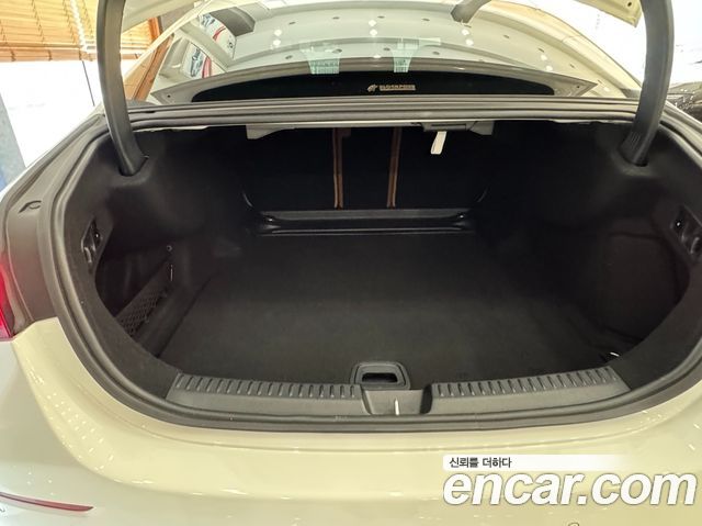 Mercedes-Benz E-Class 2025 — photo 19