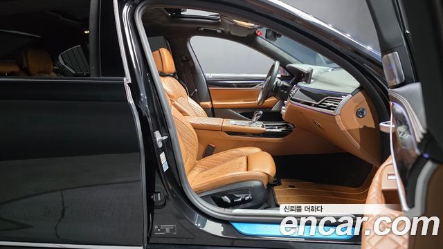 BMW 7-Series 2021 — photo 11