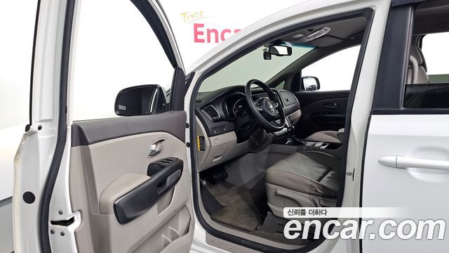 Kia Canival 2015 — photo 13