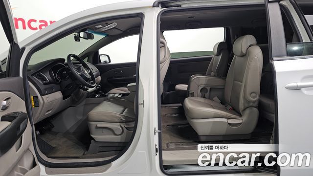 Kia Canival 2015 — photo 17