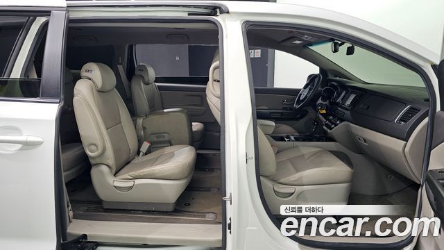 Kia Canival 2015 — photo 18