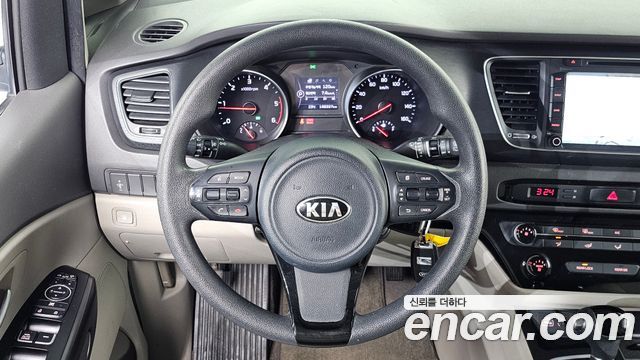 Kia Canival 2015 — photo 22