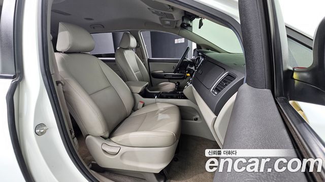 Kia Canival 2015 — photo 16