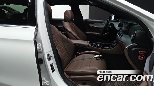Mercedes-Benz E-Class 2021 — photo 17