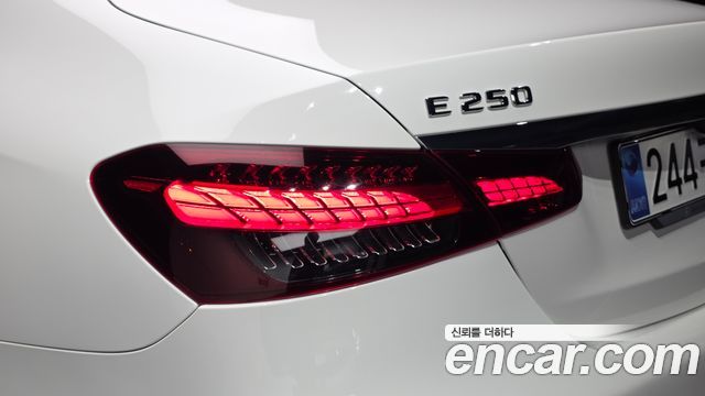 Mercedes-Benz E-Class 2021 — photo 9