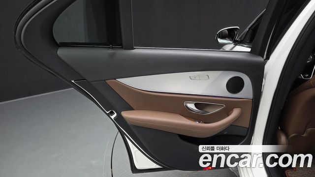 Mercedes-Benz E-Class 2021 — photo 15