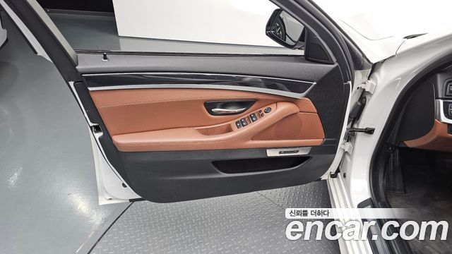BMW 5-Series 2016 — photo 14