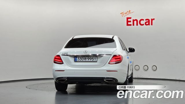 Mercedes-Benz E-Class 2020 — photo 4
