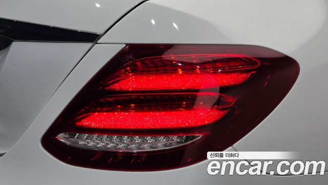 Mercedes-Benz E-Class 2020 — photo 9