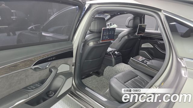 Audi A8 2020 — photo 11