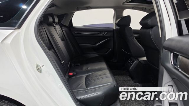 Honda Accord 2018 — photo 17