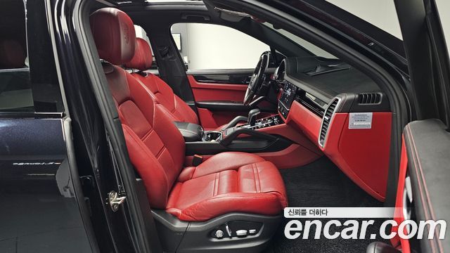 Porsche Cayenne 2020 — photo 17