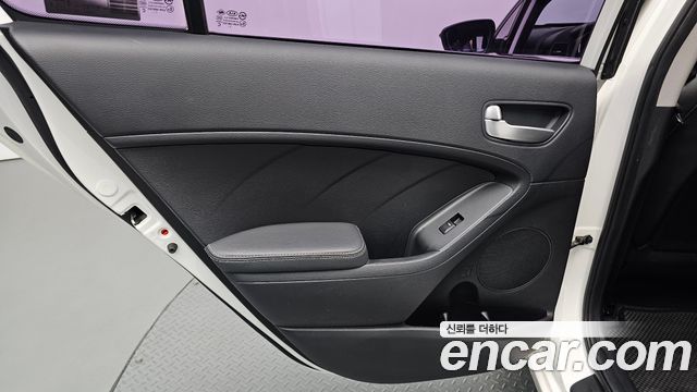 Kia K3 2013 — photo 15