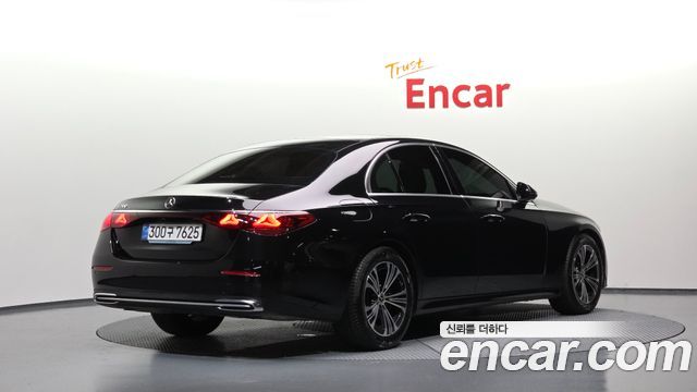 Mercedes-Benz E-Class 2025 — photo 2